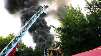 Алматыда көпқабатты тұрғын үй өртеніп, бас сауғалаған адамдар терезеден секірді