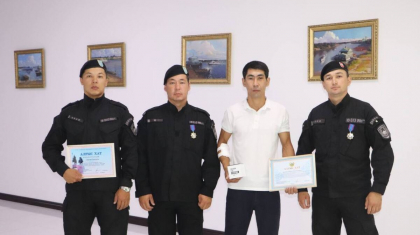 БҚО-да қарияны өлім аузынан құтқаруға көмектескен азамат марапатталды