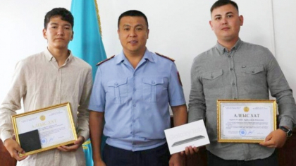 Ақтөбеде алаяқтың құрбаны бола жаздаған зейнеткерді такси жүргізушісі мен курьер құтқарып қалды