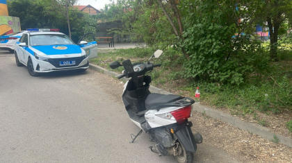 Алматыда көшеде келе жатқан қызды қорлаған мопед жүргізушісі қамауға алынды