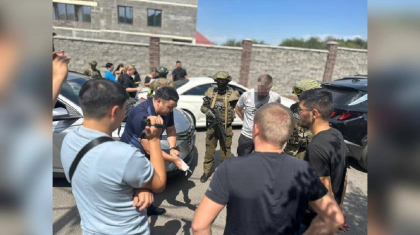 Арнайы операция: Алматыда есірткі сатумен айналысқан қылмыстық топ ұсталды