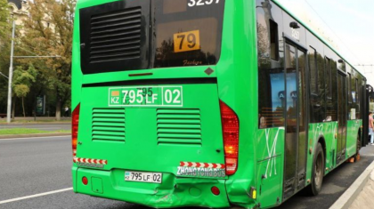 «84 метр артпен жүрген»: Алматыда өздігінен жүріп кеткен автобус жол апатына себепкер болды