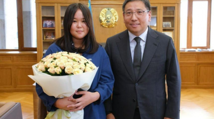 Алматыда қоғамдық көлікте зейнеткерге араша түскен жасөспірім қыз марапатталды