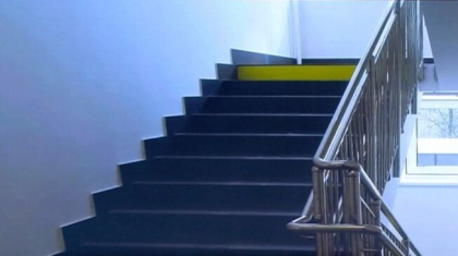 Астанада мектептің баспалдағынан құлап кеткен баланың әкесі ем-домды өтеуді талап етіп отыр