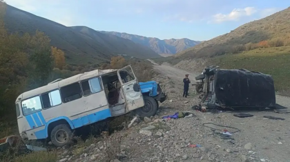 Бір адам қаза тауып, алтауы жараланды: Алматы облысында автобус пен «УАЗ» көлігі соқтығысты