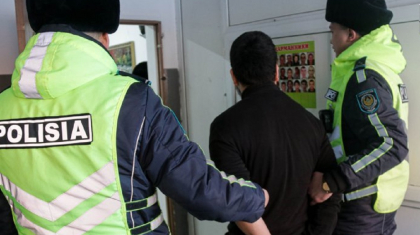 Павлодарда ер адам полицейдің погонын жұлып қашпақ болған