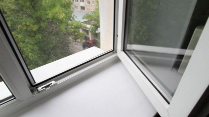 Қарағандыда 11 жастағы бала үшінші қабаттың терезесінен құлап кетті