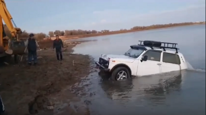 Атырау облысында екі адам көлікпен бірге өзенге батып кетті