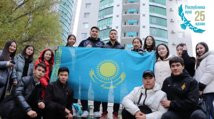 Ақтөбеде жастар Республика күні қарсаңында 100 астам туды тұрғын үйлерге тікті