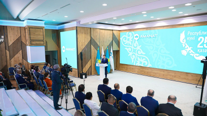 Республика күні қарсаңында AMANAT-та еңбек адамдарына мемлекеттік наградалар тапсырылды