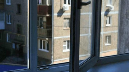 Өскеменде 14 жастағы бала көпқабатты тұрғын үйдің терезесінен құлап кетті