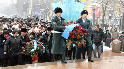 Алматыда «Тәуелсіздік таңы» монументіне гүл шоқтарын қою рәсімі өтті