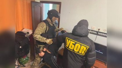 Атырауда шетелдікті қамауда ұстап, ақша бопсалағандар ұсталды