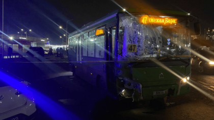 Алматыдағы автобус апаты: желіде жолаушының жүргізуші әйелді ұрған видеосы пайда болды