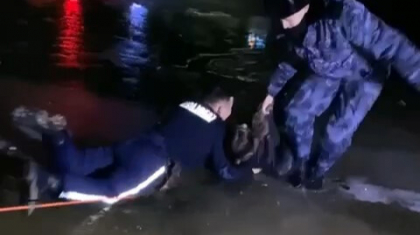 Атырауда мұз ойығы арқылы суға түсіп кеткен жасөспірімді құтқарылды