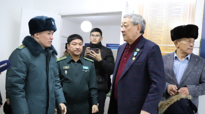 «Тәуліктеп кезек күтеді»: Мәжіліс депутаты БҚО шекаралық өткізу бекетіне барды