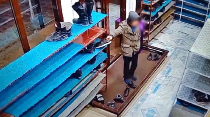 Талдықорғанда мешітте ұрлық жасап жүрген ер адам бейнекамераға түсіп қалды