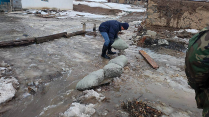 Атырауда қардың еруі салдарынан көшелерді су басты