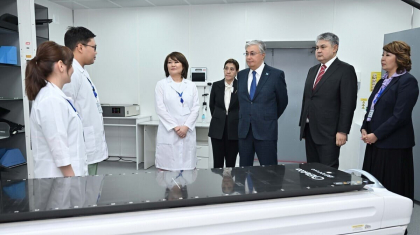 «Науқастарды емдеу керек»: Тоқаев Өскемендегі онкология орталығына барды