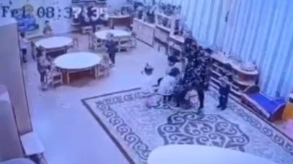 Қостанайда кішкентай балаға қол көтерген балабақша тәрбиешісі жұмыстан босатылды