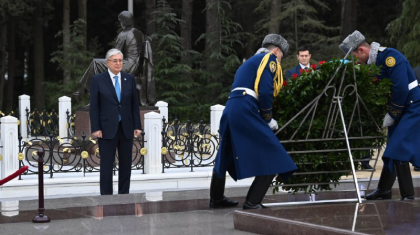 Қазақстан Президенті Әзербайжанның жалпыұлттық көшбасшысы Гейдар Әлиевтің бейітіне гүл шоғын қойды