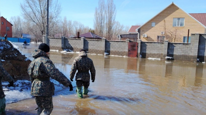 Су тасқыны: сарбаздар халыққа тәулік бойы көмек көрсетіп жатыр