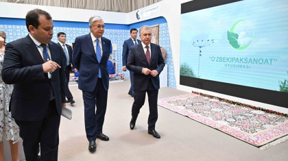 Президент «HIVA GILAMLARI» кілем тоқу фабрикасына барды