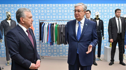 Тоқаев Өзбекстан өнеркәсіп тауарларының көрмесін аралады