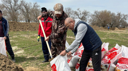 Депутаттар тасқын судың беті қайтқанша өңірлерде халықпен бірге болады – Ерлан Қошанов