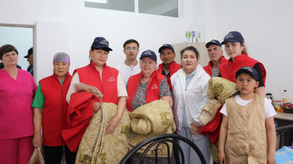Түркістанда мәслихат депутаты Ақтөбеге 100 көрпе мен 300 күртеше жіберді