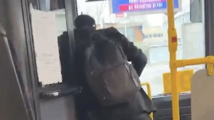 «Жылдамырақ жүруін сұраған»: Алматыда автобус жүргізушісін ұрған ер адам қамауға алынды