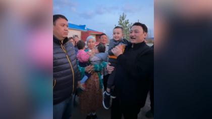 «Әке, Ханторыны құтқар»: Су тасқынында жылқысы өлген балаға депутат тұлпар сыйлады