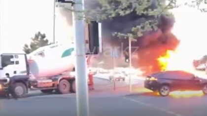 Шымкентте қала орталығында көлік өртеніп кетті