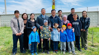 4 грек, 2 неміс, 5 орыс баланы бауырына басқан Жамбылдағы көпұлтты отбасы «Таза Қазақстан» акциясын қолдады