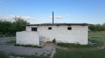 Жамбыл облысында 8-сынып оқушысы даладағы дәретханаға құлап көз жұмды