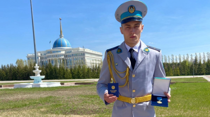 Президенттің қолынан медаль алған жас полицей: ұялы телефоныма таңнан бері маза жоқ