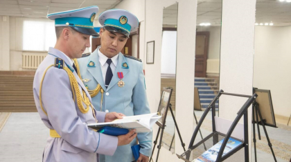 Өртенген үйден бірнеше адамды құтқарған полицейлер марапатталды