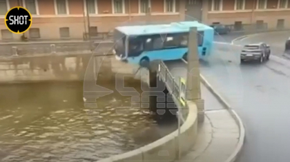Жолаушылар мінген автобус өзенге батып кетті