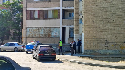 Ақтауда көпқабатты үйдің жанынан әйел адамның мәйіті табылды