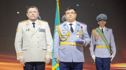 Бассейн түбінде ес-түссіз жатқан: жасөспірімді құтқарға полицей марапатталды