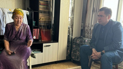 «Екі баланың әкесі ретінде үнсіз қала алмаймын». Павлодар әкімі пышақталған баланың үйіне барды