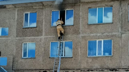 Ақмола облысында өрт болған үйден әйел адам терезе арқылы құтқарылды