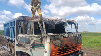 Ақмола облысында жазық далада жүк көлігі өртеніп кетті