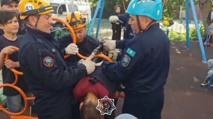 Павлодарда төтеншеліктер металл конструкциясына қыстырылып қалған баланы құтқарды