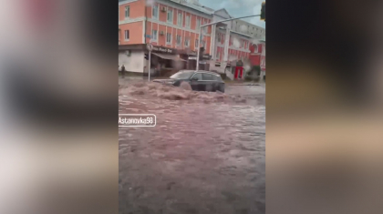 Жаңбырдан кейін Астанада көліктер суға батып жатыр (ВИДЕО)