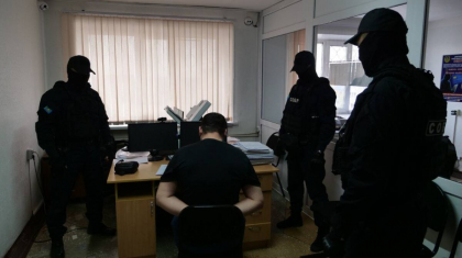 Телефонын аяқпен таптады: қарияларды алдап жүрген 28 жастағы алаяқ ұсталды