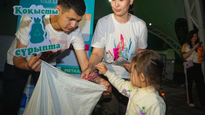 «Қоқысты сыйлыққа айырбаста» – «AMANAT» партиясы мен «Жастар Рухы» белсенділері ауқымды акция өткізуде
