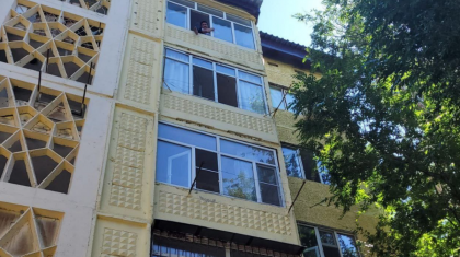 Таразда бесінші қабаттың терезесінен секірмек болған ер адам құтқарылды