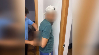 Атырауда әйелінің мойнына пышақ қадап жасырынған ер адам ақыры ұсталды (ВИДЕО)