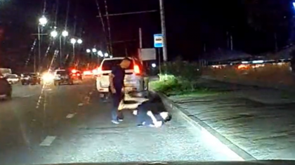«Жолын кесіп, артынша соққыға жыққан»: Алматыда жолдағы оқиға бейнетіркегішке түсіп қалды